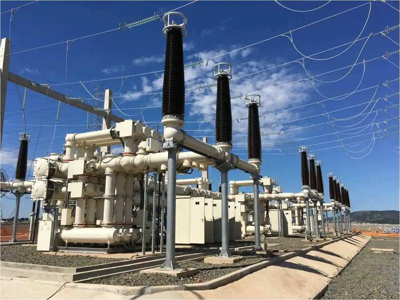 Appareillage hybride à isolation gazeuse 252 kV Sieyuan installé dans un poste au Brésil.