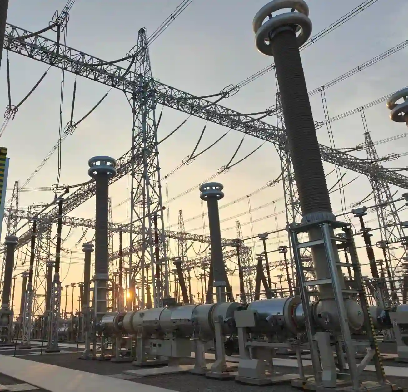Appareillage hybride à isolation gazeuse 800 kV Sieyuan installé dans un poste.