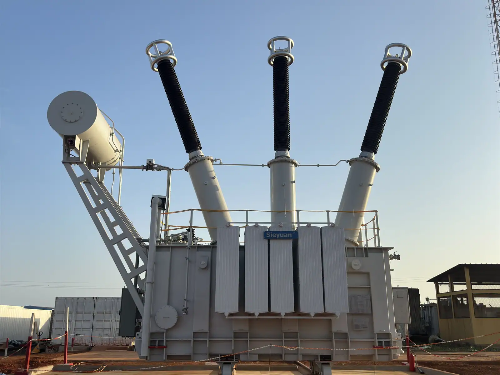 R&eacute;actance haute tension Sieyuan (220 kV, r&eacute;glable) install&eacute;e sur site.