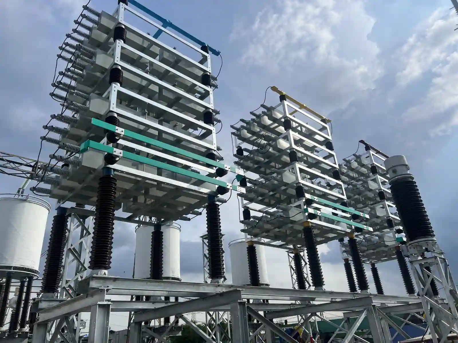 Batterie de condensateurs sur ch&acirc;ssis ouvert Sieyuan install&eacute;e sur site.