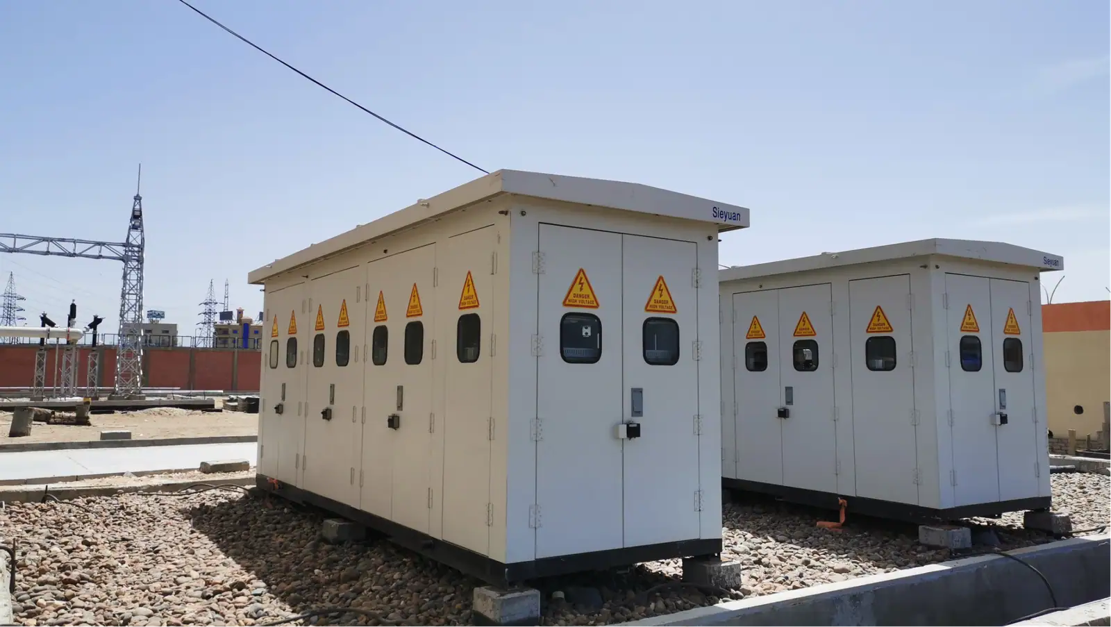 Batterie de condensateurs en conteneur Sieyuan install&eacute;e sur site.