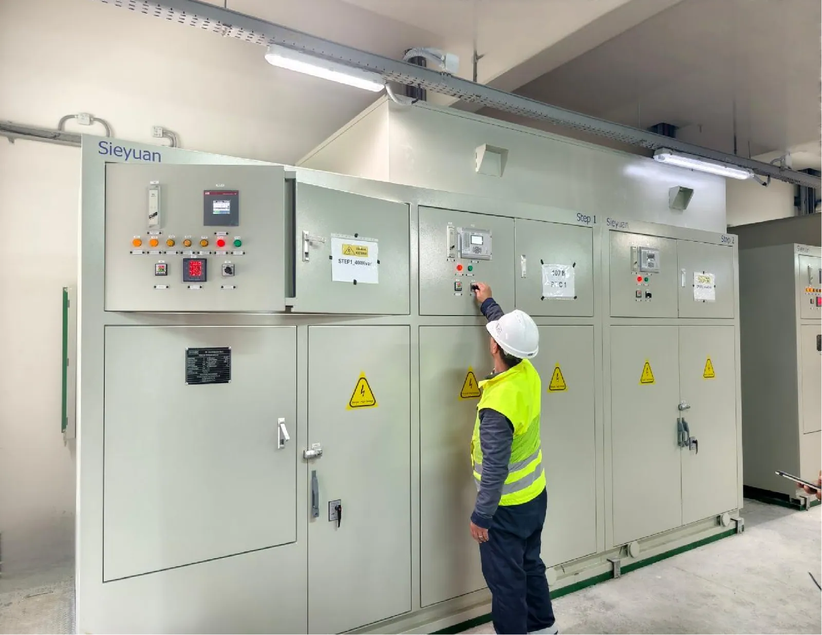 Batterie de condensateurs en armoire Sieyuan install&eacute;e sur site.