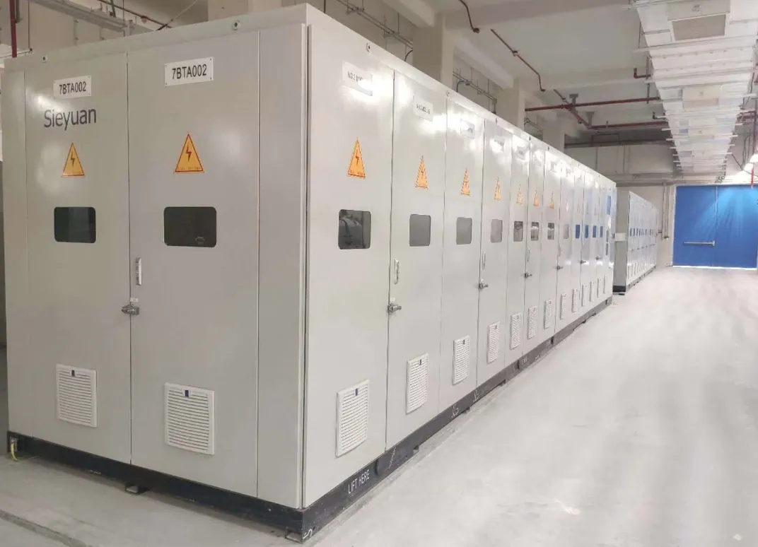 Batterie de condensateurs en armoire Sieyuan install&eacute;e sur site.