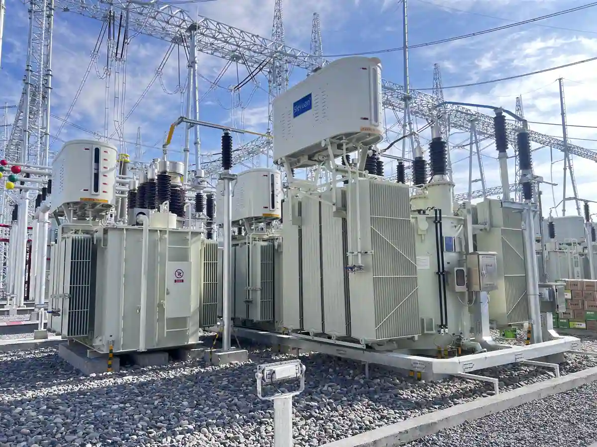 Batteries de condensateurs assembl&eacute;es Sieyuan (66 kV) install&eacute;es sur site.