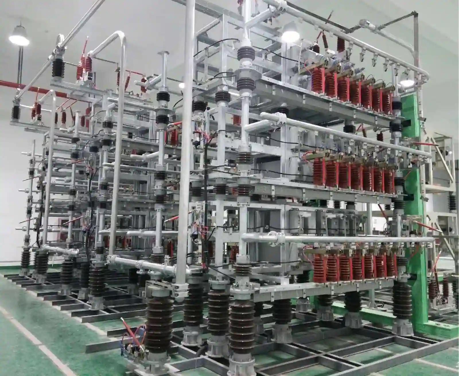 Tour de condensateurs pour essais Sieyuan install&eacute;e sur site.