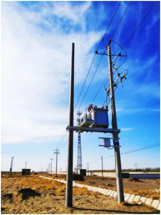 Batterie de condensateurs sur poteau Sieyuan install&eacute;e sur site.