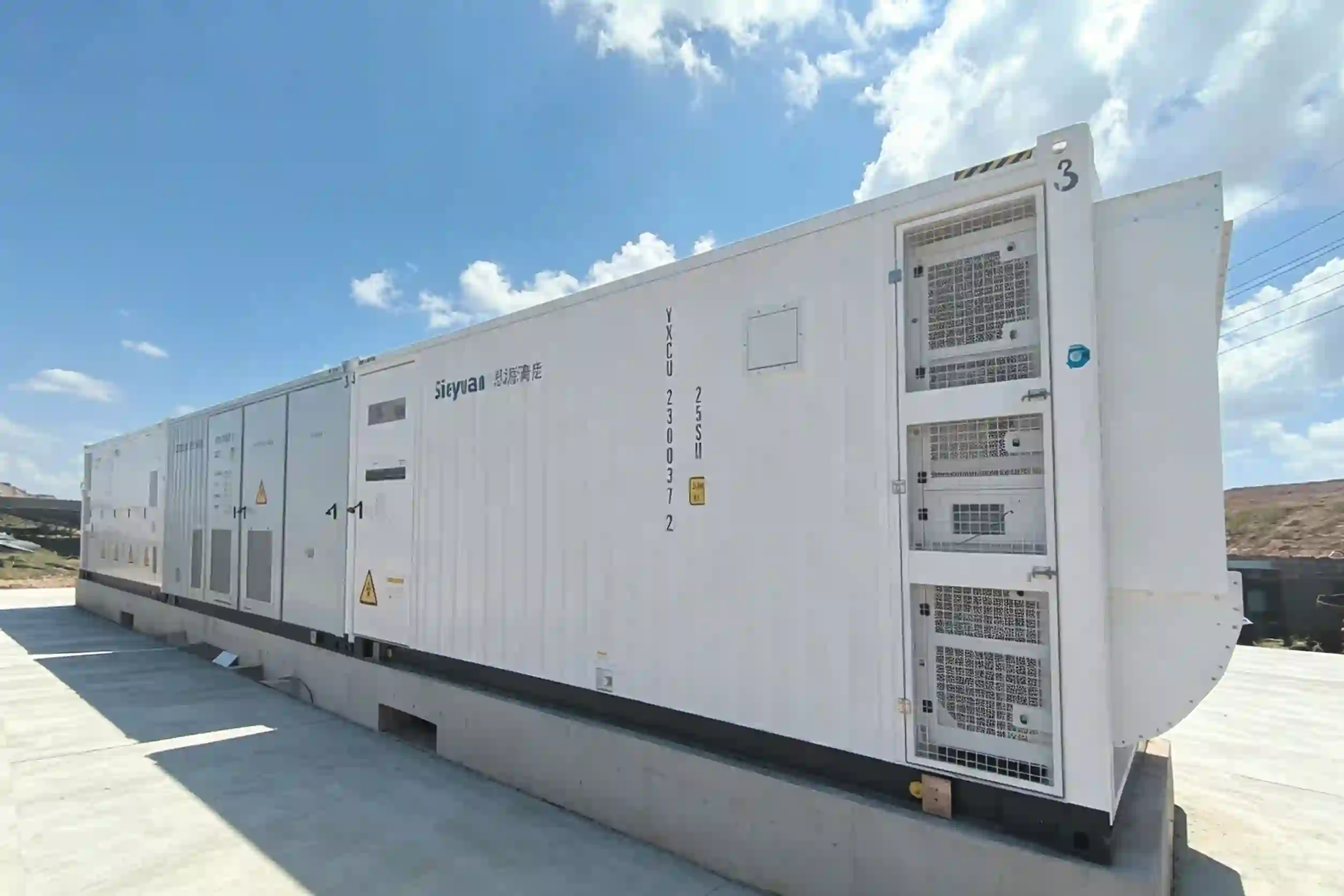 Conteneurs du syst&egrave;me de stockage d'&eacute;nergie par batteries formant le r&eacute;seau de 6,68 MW/13,36 MWh dans une usine m&eacute;tallurgique congolaise