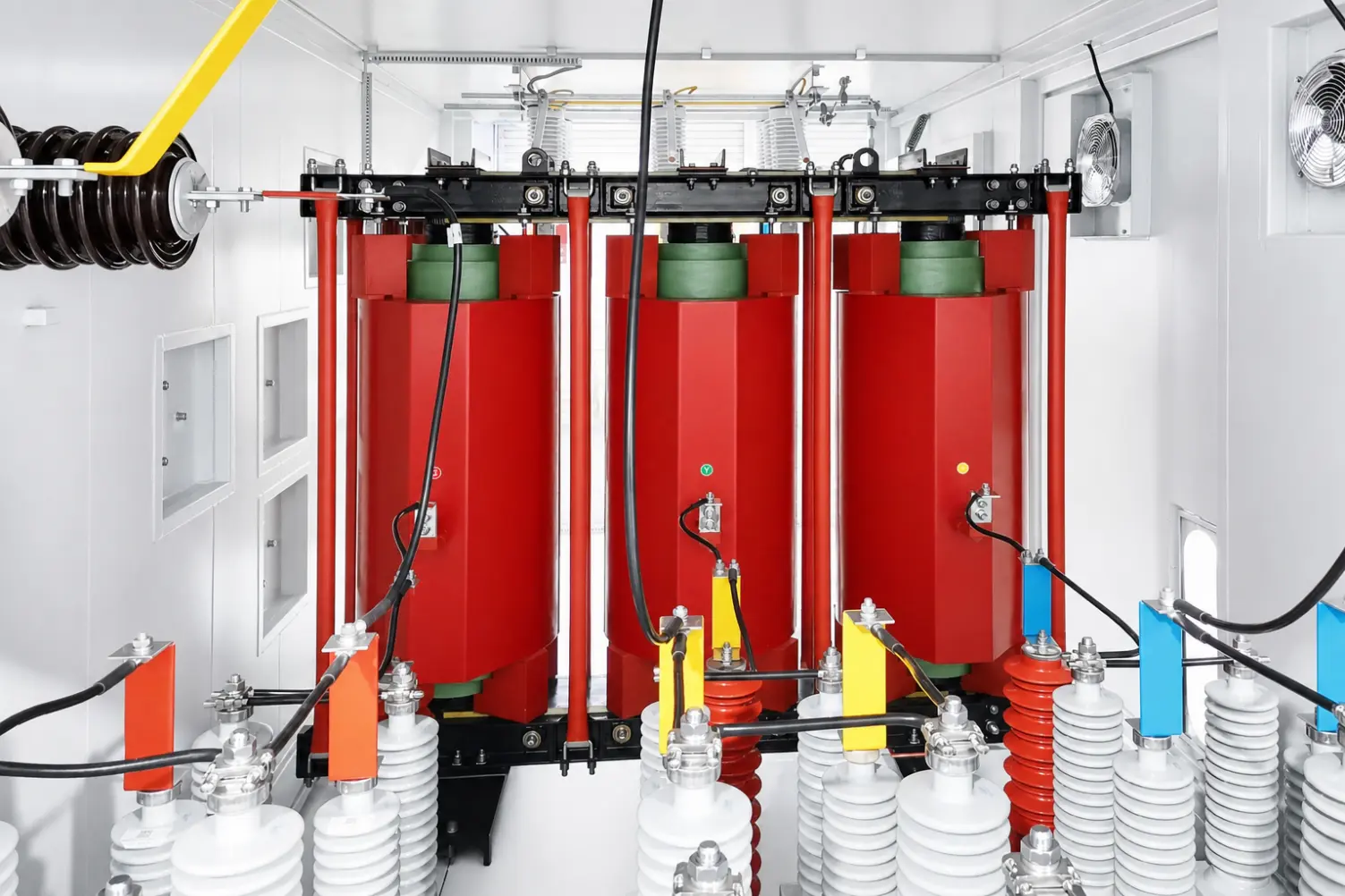 Int&eacute;rieur d'une batterie de condensateurs conteneuris&eacute;e 35 kV de Sieyuan, avec condensateurs, r&eacute;actances et sectionneurs