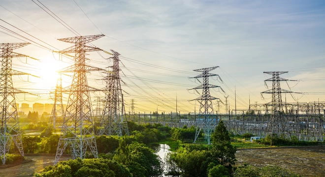 Pyl&ocirc;nes de transport haute tension et poste &eacute;lectrique au lever du soleil