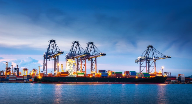 Port &agrave; conteneurs avec portiques de quai au cr&eacute;puscule