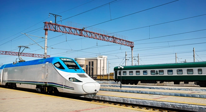 Train &eacute;lectrique &agrave; grande vitesse sur une ligne ferroviaire &eacute;lectrifi&eacute;e
