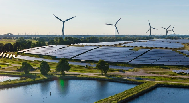 Centrale solaire photovolta&iuml;que et &eacute;oliennes &agrave; c&ocirc;t&eacute; de bassins d'eau