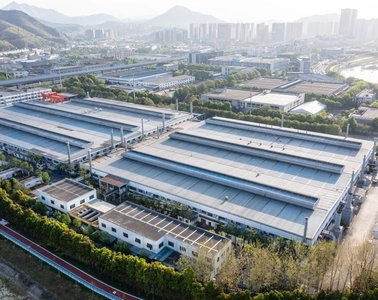 Vue aérienne d'un parc industriel avec de grands bâtiments d'usine