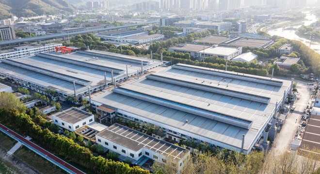 Vue a&eacute;rienne d'un parc industriel avec de grands b&acirc;timents d'usine