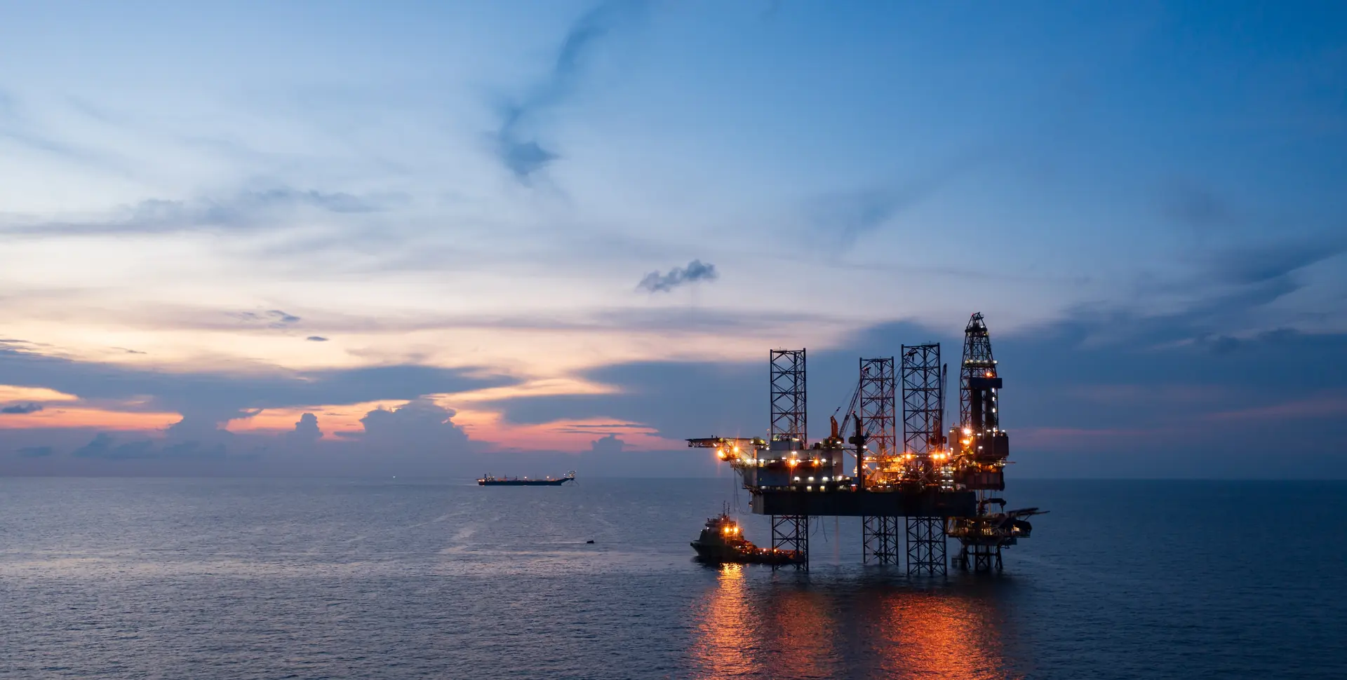 Plateforme de production p&eacute;troli&egrave;re et gazi&egrave;re en mer au coucher du soleil