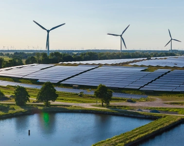 Centrale solaire photovoltaïque et éoliennes à côté de bassins d'eau