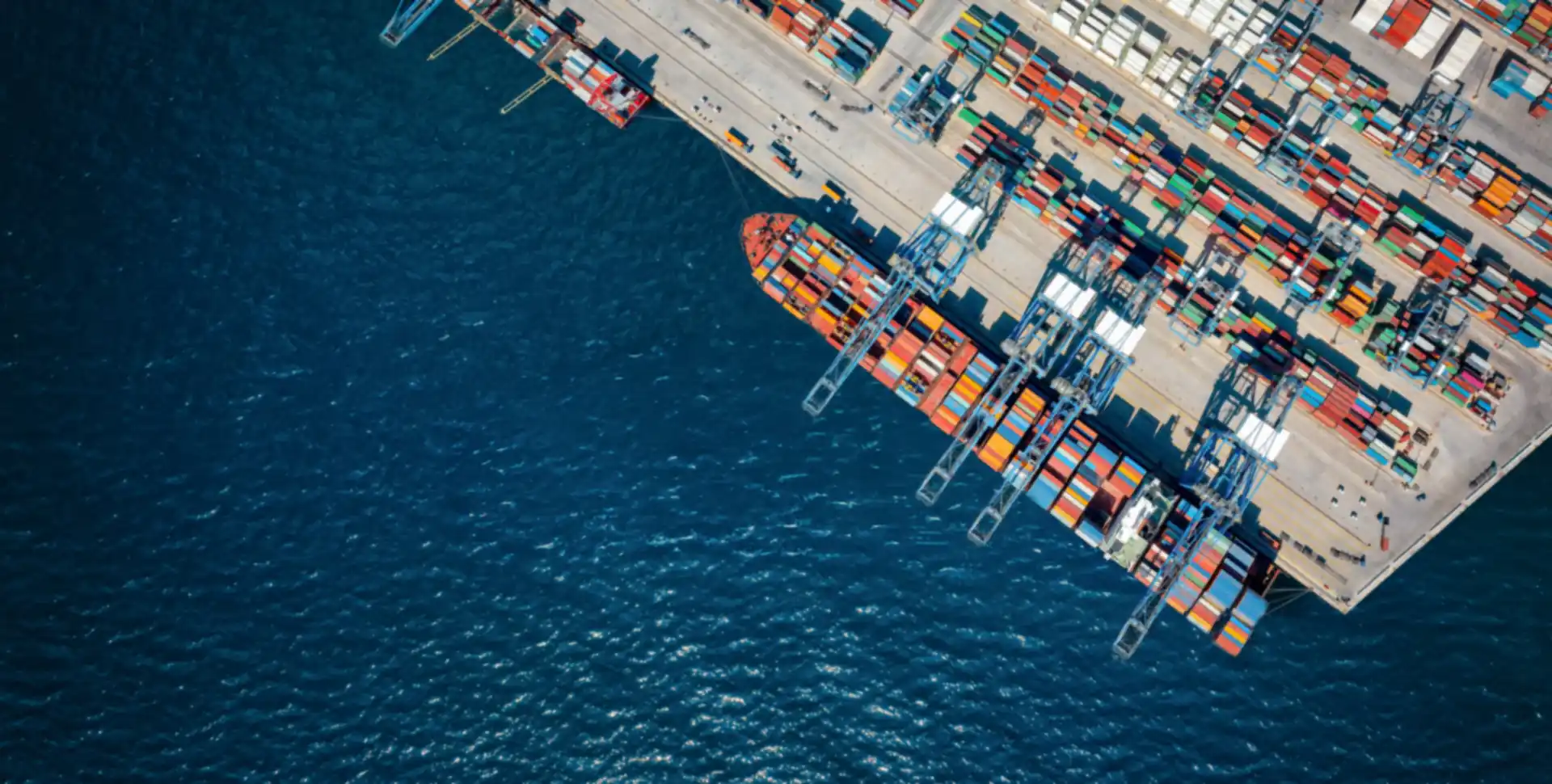Vue a&eacute;rienne d'un terminal &agrave; conteneurs avec des porte-conteneurs &agrave; quai