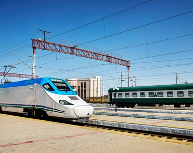 Train électrique à grande vitesse sur une ligne ferroviaire électrifiée