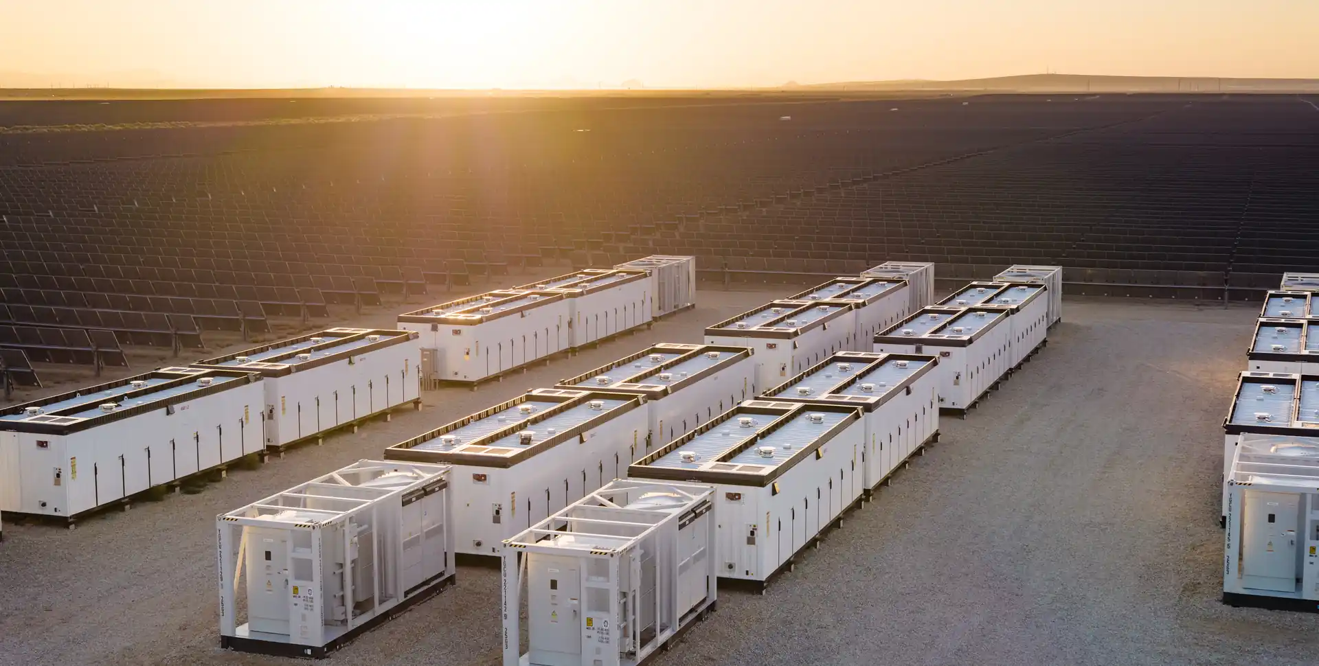 Conteneurs de stockage d'&eacute;nergie par batteries dans une centrale solaire au coucher du soleil