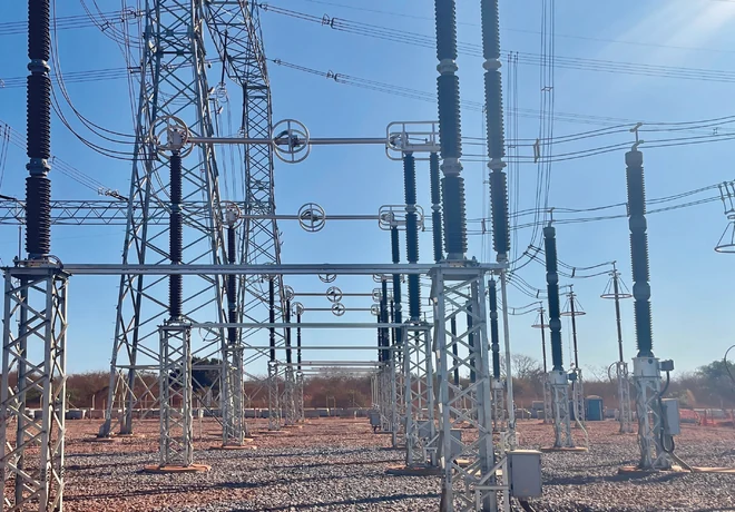 Sectionneur GW23B 550 kV et charpentes supports en treillis dans le poste ext&eacute;rieur br&eacute;silien