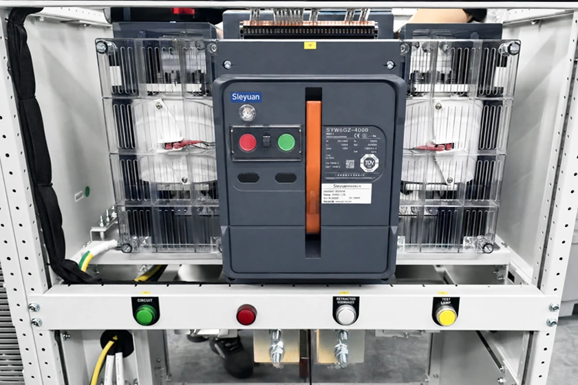Interrupteur-sectionneur CC SYW6GZ-4000 monté dans une armoire de regroupement de stockage par batteries