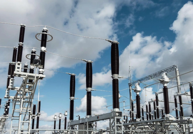 Rang&eacute;e de sectionneurs 220 kV et d'isolateurs supports sous les lignes a&eacute;riennes du poste de Shokparskaya
