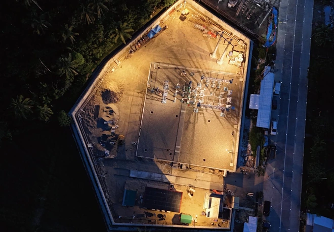 Vue a&eacute;rienne nocturne du site de la station de batteries de condensateurs 69 kV en construction