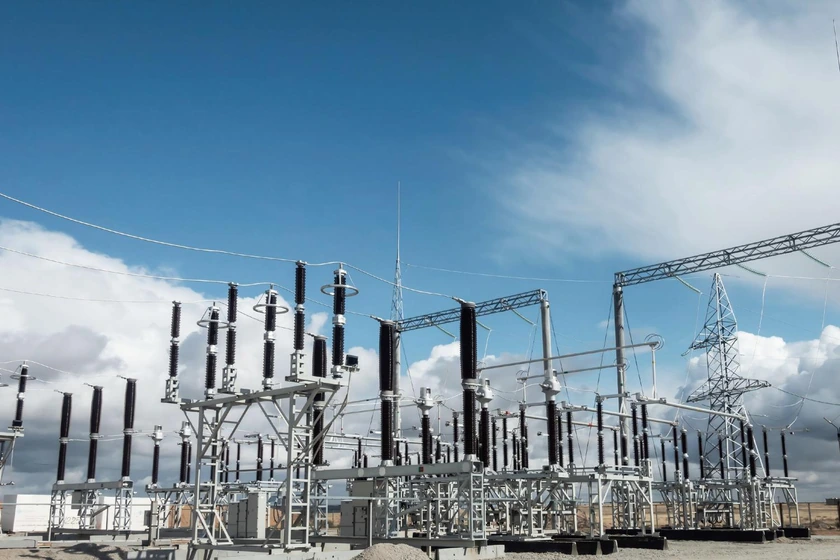 Poste extérieur isolé dans l'air 220 kV avec sectionneurs et disjoncteurs dans un parc éolien au Kazakhstan