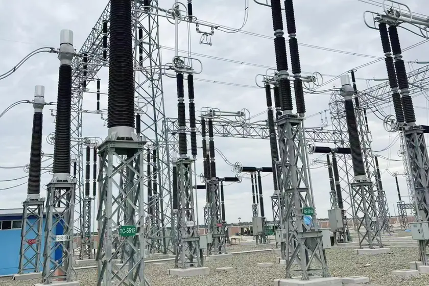Transformateurs de mesure 550 kV dans le poste extérieur du nœud de transport La Niña-Piura au Pérou