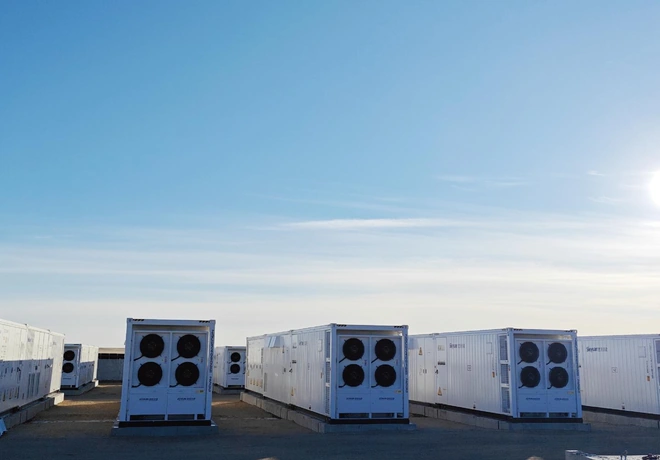 Rang&eacute;e de conteneurs de batteries et de PCS &agrave; refroidissement liquide sur le site de stockage de la r&eacute;gion du Gobi