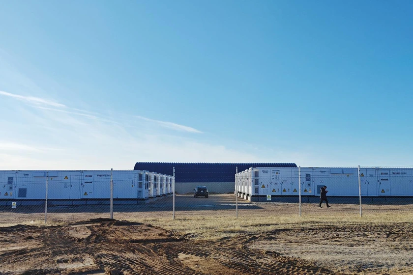 Conteneurs de stockage d'&eacute;nergie par batteries formant le r&eacute;seau sur un site du sud de la Mongolie