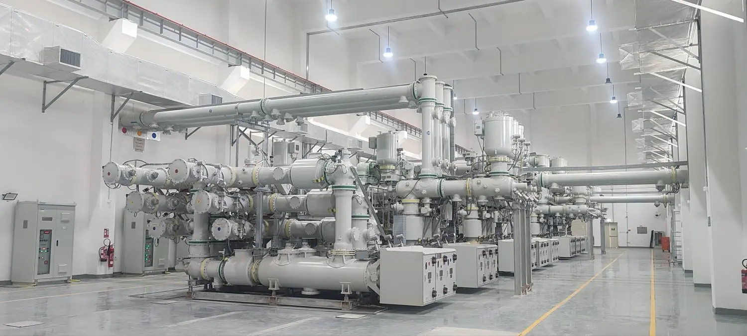 Travées GIS 252 kV et 420 kV installées au poste principal de la zone franche de Sohar, Oman