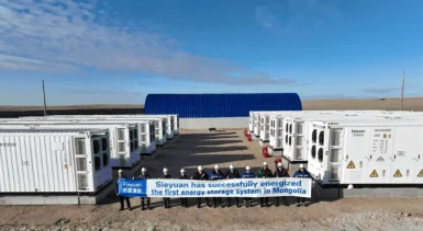 Équipe célébrant la mise sous tension du premier système de stockage d'énergie grid-forming en Mongolie