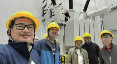 Client et ingénieurs Sieyuan lors des essais de réception en usine d'un transformateur 220 kV pour les Philippines