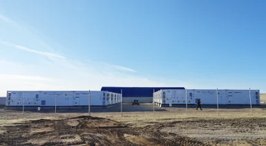 Conteneurs de stockage d'énergie par batteries grid-forming sur un site d'énergies renouvelables sous un ciel bleu