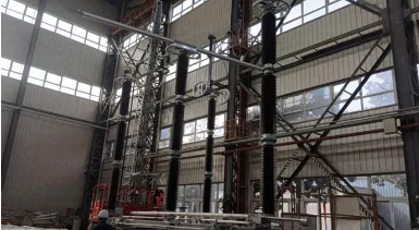 Sectionneurs 550 kV dans le hall d'essais de l'usine pour le projet NEOM Helios en Arabie saoudite