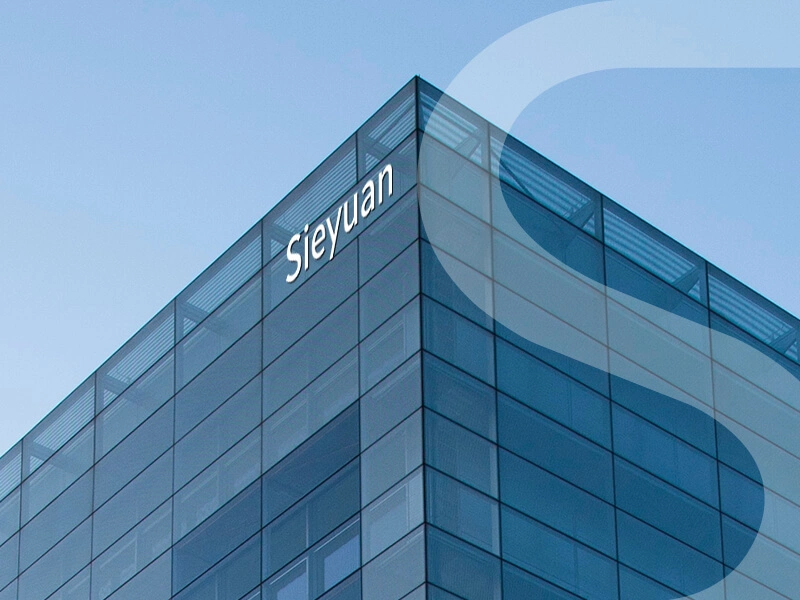 Immeuble de bureaux surmonté du logo Sieyuan
