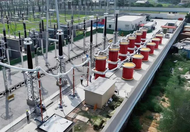 Essai de tenue en tension alternative d'un câble XLPE 500 kV en cours dans une galerie technique