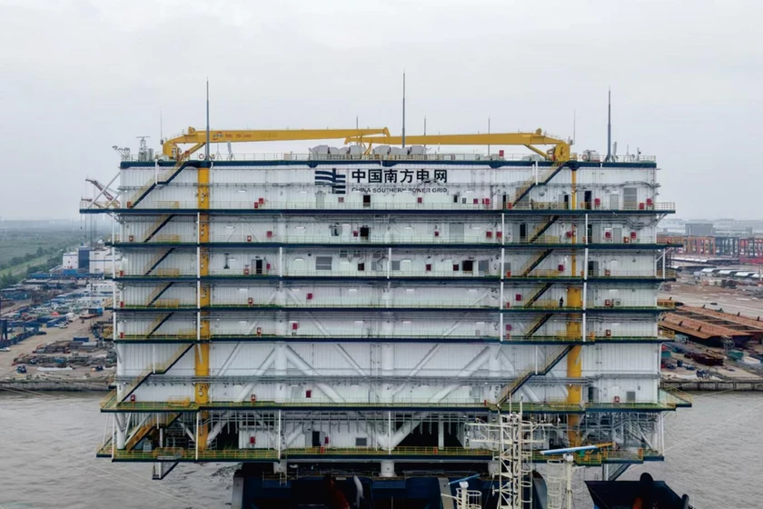Bâtis de condensateurs de correcteurs d'amplitude et de phase 66 kV installés pour une plateforme VSC-HVDC d'éolien en mer