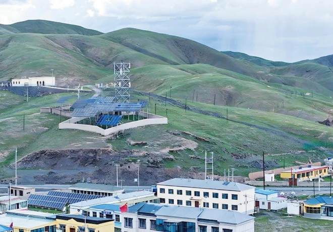 Centrale photovoltaïque alimentant un micro-réseau isolé sur le plateau du Qinghai