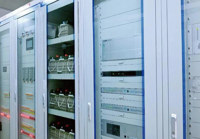Conteneurs de stockage d'énergie par batteries formant le réseau pour le micro-réseau d'un canton isolé