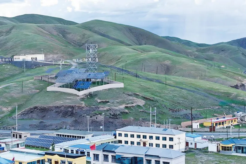 Centrale photovolta&iuml;que et syst&egrave;me de stockage par batteries alimentant un canton isol&eacute; du plateau du Qinghai