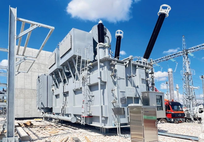 Vue latérale du transformateur 400 kV avec armoire de commande et portiques du poste en Grèce