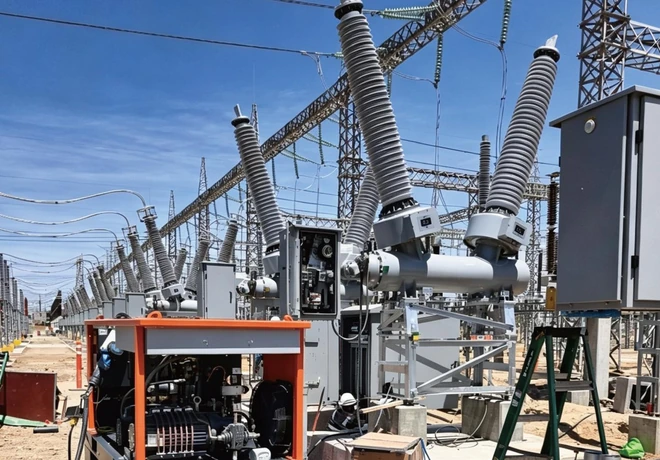 Disjoncteurs 245 kV à cuve mise à la terre et armoires de commande locale au poste de Herradura au Mexique