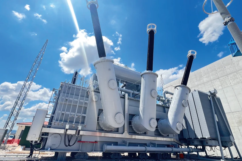 Transformateur de puissance 400 kV à enroulements divisés avec traversées haute tension sur le site de stockage d'énergie en Grèce