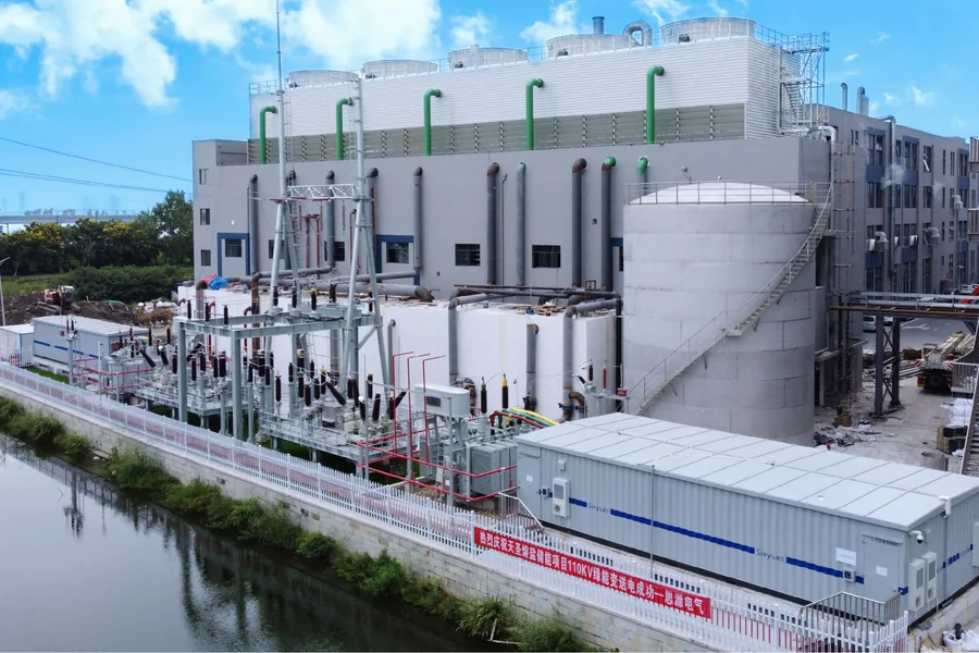 Module E-House installé à côté d'un poste extérieur dans une grande usine