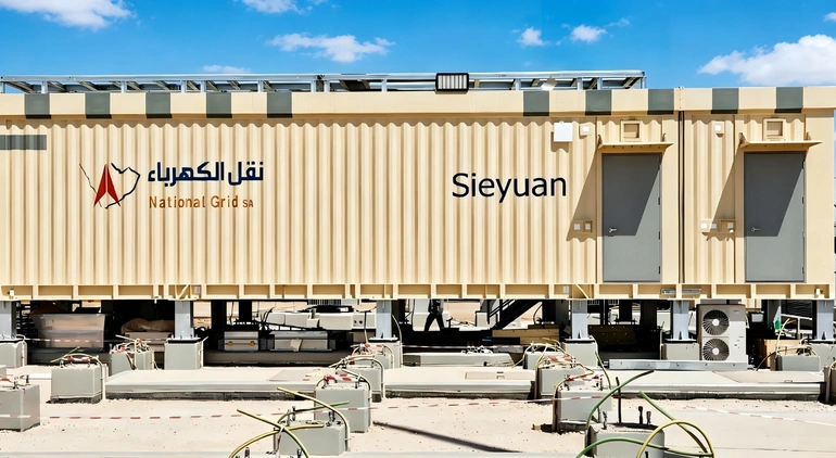 Modules E-House Sieyuan pour National Grid SA surélevés sur supports en acier dans un poste en plein désert