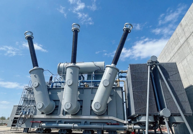 Trois traversées 400 kV et batterie de radiateurs du transformateur élévateur à enroulements divisés